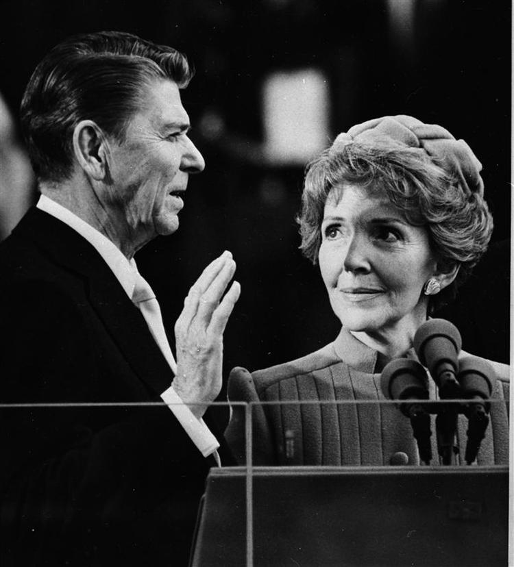 Ronald Reagan indsættes som præsident i 1981, ledsaget af sin hustru, Nancy. 