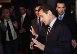 Den konservative præsidentkandidat Nicolas Sarkozy vinker afværgende efter gårsdagens tv-duel. 