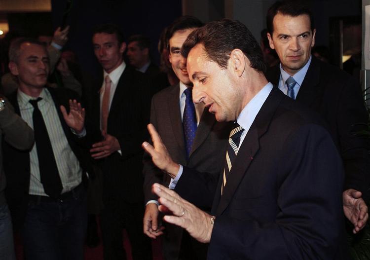 Den konservative præsidentkandidat Nicolas Sarkozy vinker afværgende efter gårsdagens tv-duel. 