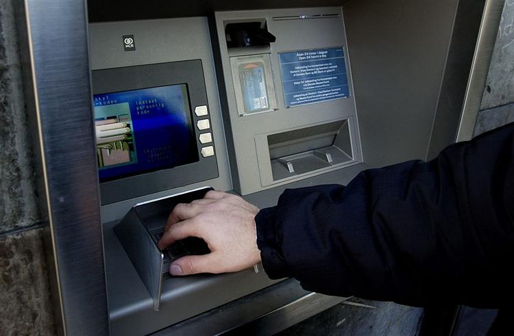 Nogle mennesker ved, at de ikke kan styre deres pengeforbrug, og mener, at det er løsningen af komme i RKI. 