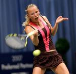 Caroline Wozniacki vandt en enkelt kamp i Estoril Open og avancerer en håndfuld pladser på verdensranglisten. 