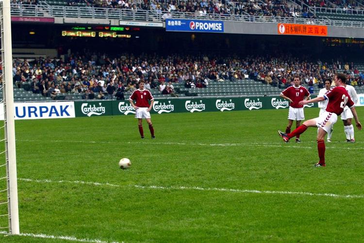 Efter at have konfereret med landstræner Morten Olsen sparkede Morten Wieghorst med vilje forbi Irans mål. Dommeren havde dømt straffespark til det danske ligalandshold, fordi en iransk forsvarsspiller troede, der var fløjtet af for første halvleg og samlede bolden op med hænderne. Iran vandt i øvrigt Carlsberg Cup-semifinalen i 2003 med 1-0 - efter at have optrådt alt andet end fair i anden halvleg. 