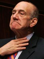 Den israelske premierminister Ehud Olmert retter sin krave under et særligt møde i Knesset i dag om den regeringskritiske rapport. Udenfor samles folk i gaderne. 