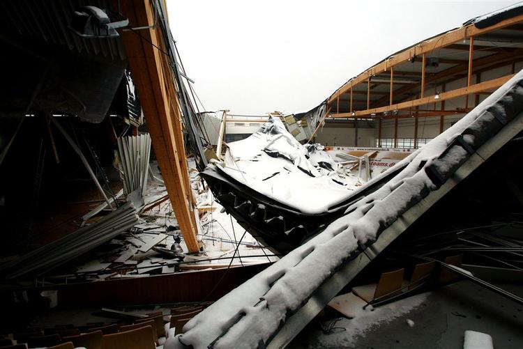 Ballerup Super Arena lå åben for sne og frost i 2003. Nu er ansvaret placeret hos leverandøren af tagkonstruktionen. 