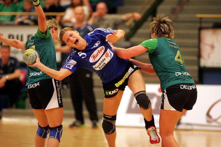 Slagelses Carmen Lungu bryder igennem Viborg-forsvaret i den anden DM-finale mellem Viborg HK og Slagelse FH i Viborg Stadionhal. 