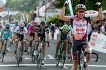 Robbie McEwen er første mand over stregen. 