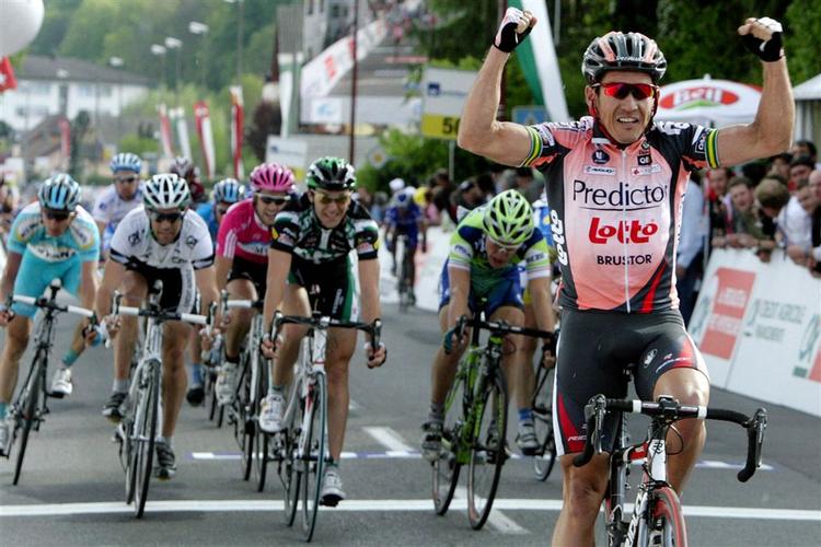 Robbie McEwen er første mand over stregen. 