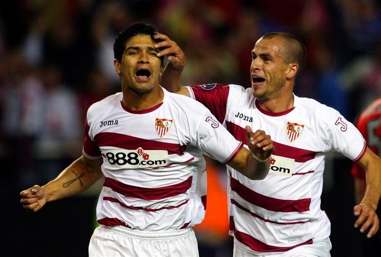 Brasilanske Renato har puffet et indlæg fra landsmanden Alves i Osasunas mål og sikret Sevilla det vitale andet mål i UEFA-Cup- semifinalen. 