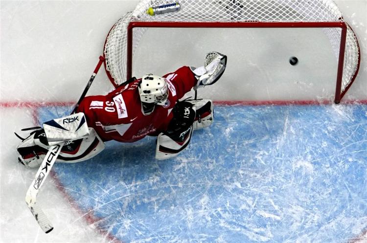 Michael Madsenkan se pucken gå i mål i kampen mod Sverige. 
