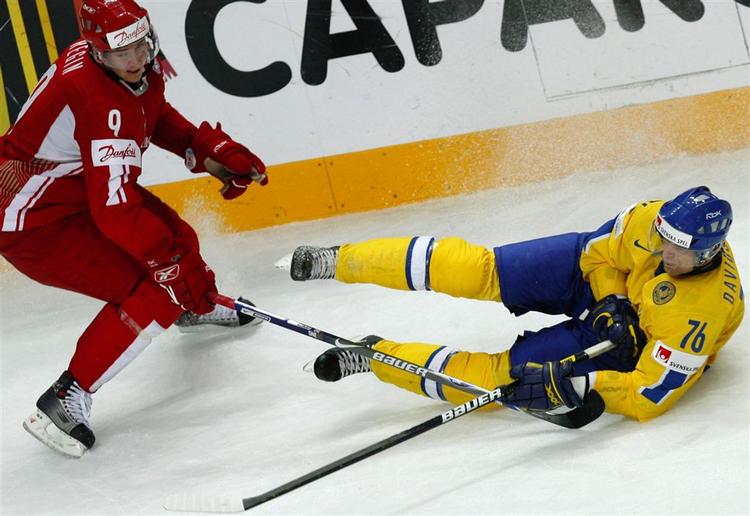 Sverige var på hælene mod Danmark. Her er Johan Davidsson den lille overfor den danske målscorer til 2-0, Peter Regin. 