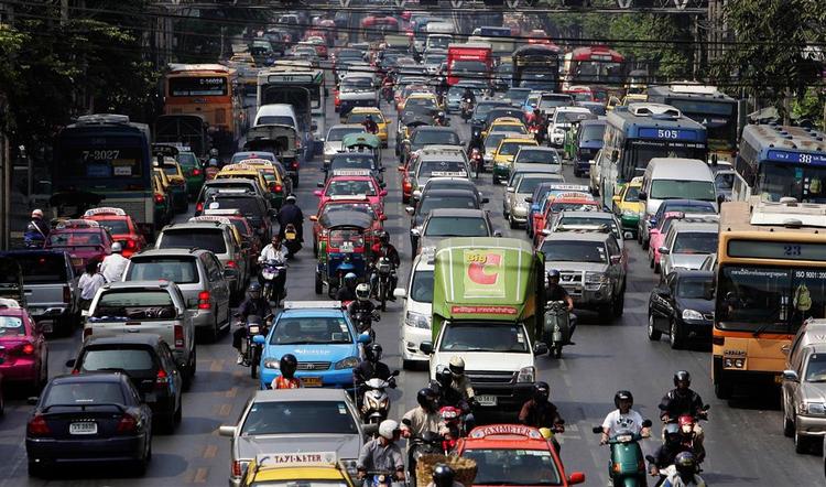 Trafikken i Bangkok, hvor en lang række FN-lande har taget hinanden i ed på at bekæmpe udledningen af CO2. 