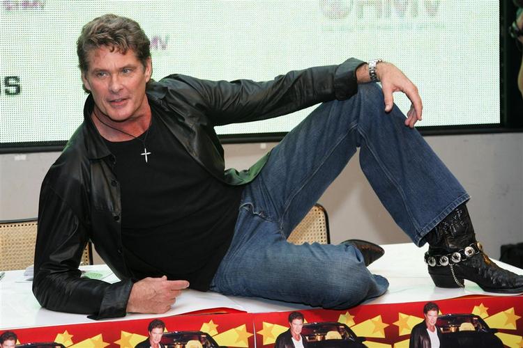 Sådan cirka lå David Hasselhoff, da han blev filmet af sin datter. Blot i bar overkrop, fuld og kæmpende med en burger. 