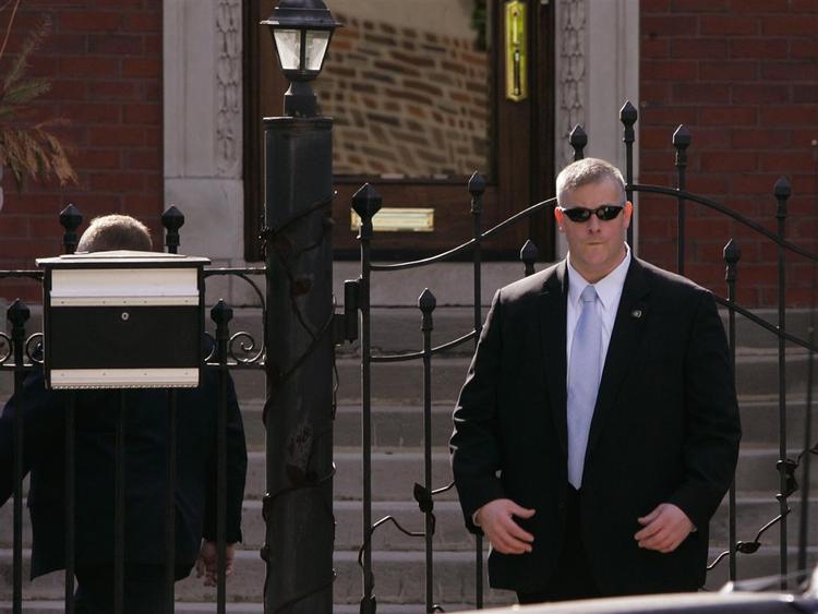 Secret Service holder et vågent øje med præsidentkandidaten Barack Obama. 