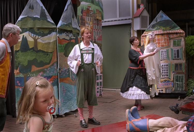 I 2000 spillede Valmuens skuespillere og teatrets store dukker 'Pinocchio' for børn i Tivoli. 