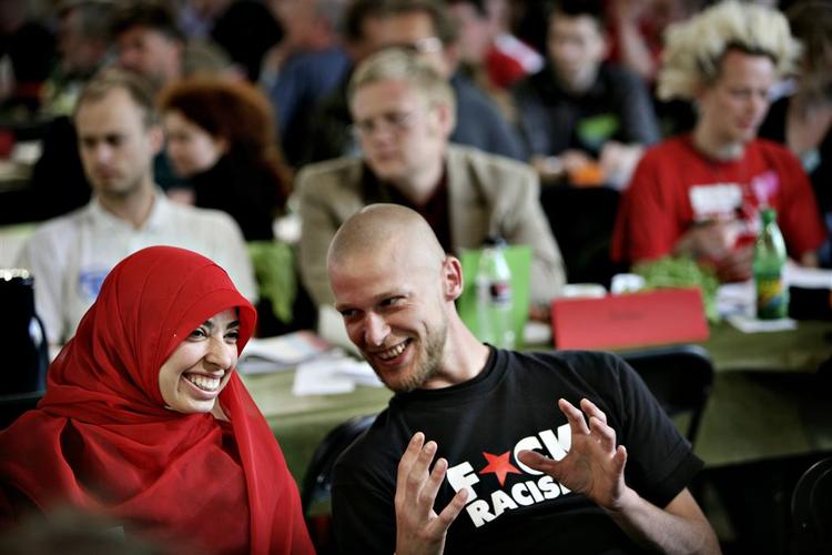 Asmaa Abdol-Hamid fik mange klap på skulderen på Enhedslistens årsmøde på Nørrebro. 