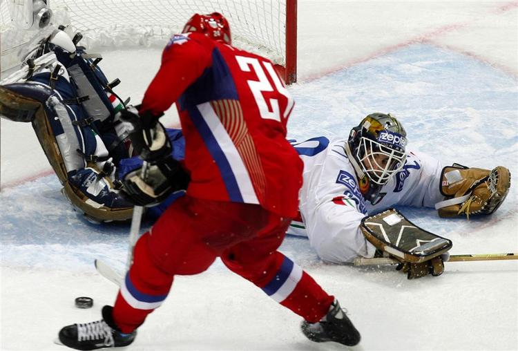 Ruslands Alexander Frolov afslutter på Italiens målmand Jason Muzzatti. 