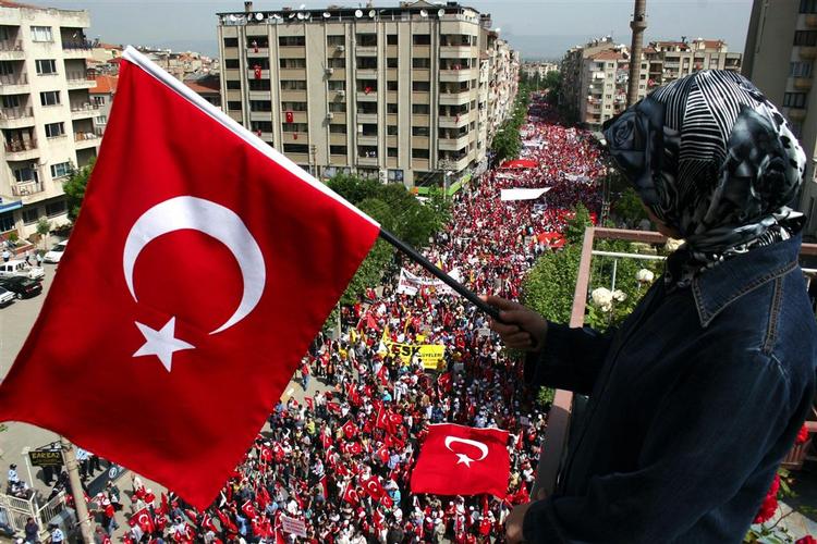 En stor demonstration fyldte Manisas gader i dag. Også i Canakkale gik folk på gaden for at protestere mod et religiøst Tyrkiet. 