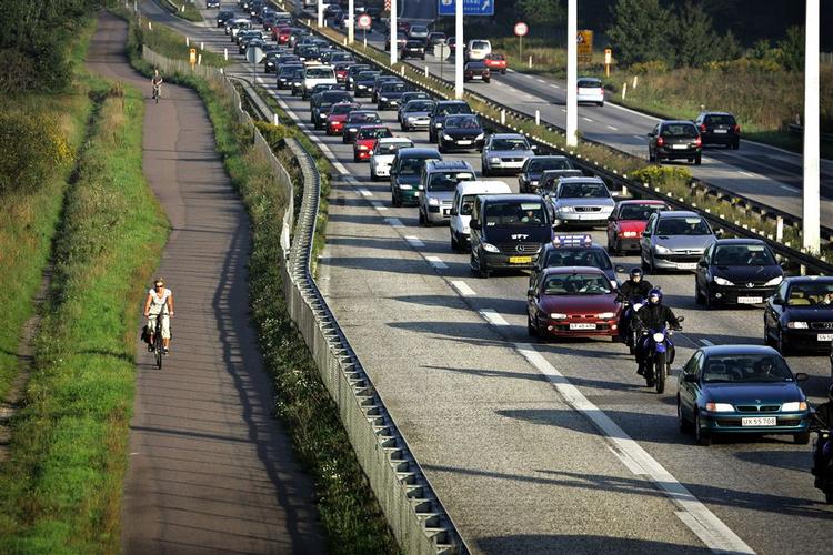 Der kommer flere og flere biler til Danmark. Køerne bliver længere. Måske er bompenge en løsning. 
