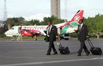 To piloter fra Kenay Airways går over landingsbanen i lufthavnen i Nairobi, hvor det forsvundne fly skulle være landet. 