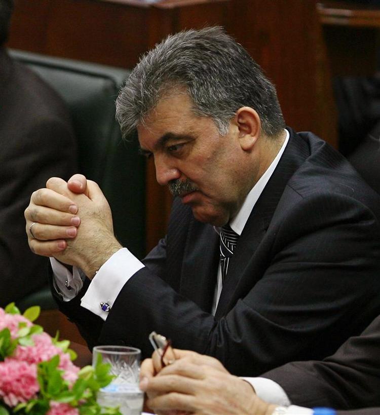 Abdullah Gül opgiver at få parlamenets opbakning. 
