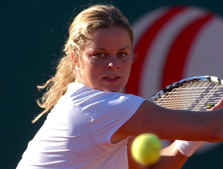 Belgiske Kim Clijsters standser tenniskarrieren efter en række skader. 