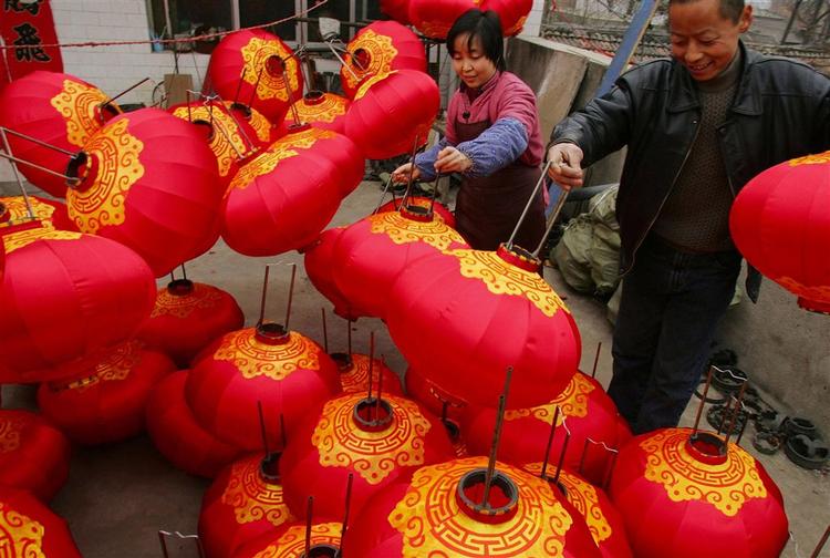 Disse røde lamper er udstillet i Xian i Kina, for i det nordlige Italien ville de have givet problemer. 