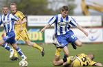 OB's Jonas Borring forcerer en liggende Horsens-spiller i kampen i dag. 