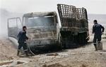 Egyptiske brandfolk slukker branden i en lastbil, der kom i vejen for et fly, der var ved at nødlande i Sinai-ørkenen. Ni personer blev dræbt i flyet, mens chaufføren i lastbilen overlevede. 