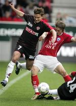 FCM's Claus Madsen og Silkeborgs Søren U. Vestergaard i aktion, da FC Midtjylland søndag vandt 3-1 over  Silkeborg i SAS-Ligaen. 