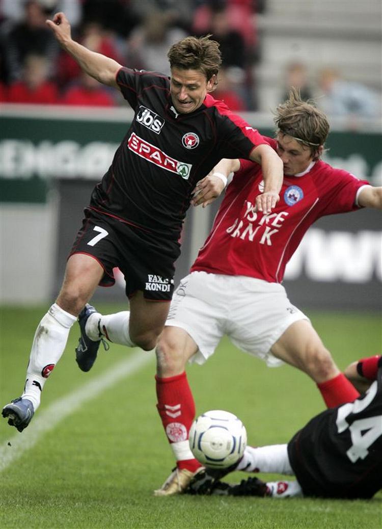 FCM's Claus Madsen og Silkeborgs Søren U. Vestergaard i aktion, da FC Midtjylland søndag vandt 3-1 over  Silkeborg i SAS-Ligaen. 