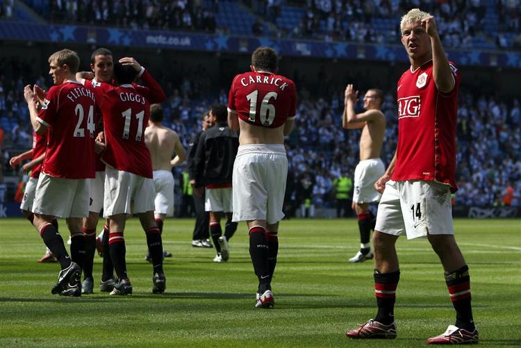 Manchester United vandt i går 1-0 over lokalrivalerne fra City. I dag kan de røde så fejre mesterskabet, da Chelsea snublede mod Arsenal. 