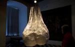 Torben Ribes skulptur hænger ned fra loftet i en af Kronborgs sale. Sammen med en række kolleger bidrager han til »den første udstilling af ung dansk skulptørkunst«. Foto: Jesper Gottlieb Wik 