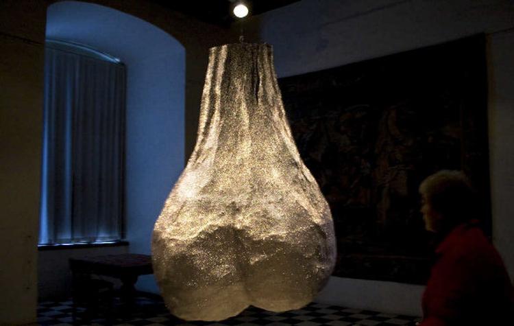 Torben Ribes skulptur hænger ned fra loftet i en af Kronborgs sale. Sammen med en række kolleger bidrager han til »den første udstilling af ung dansk skulptørkunst«. Foto: Jesper Gottlieb Wik 