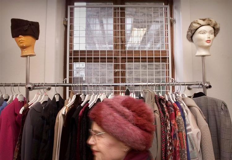 Hundeekskrementer, kanyler og pizzabakker er blot nogle af de fund, medarbejderne i genbrugsbutikker gør, når de tjekker poser med tøj. 