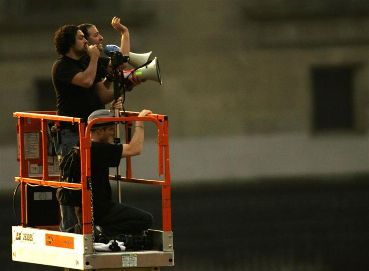 Bag den opsigtsvækkende fotoserie står den amerikanske fotograf Spencer Tunick. 