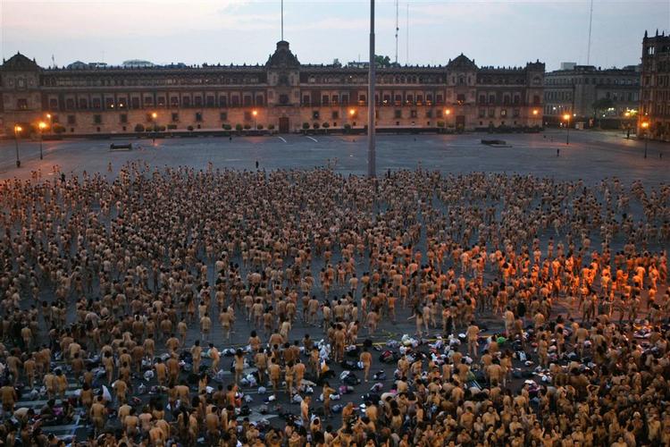 Tøjet skal af. Projektet skal begynde. 