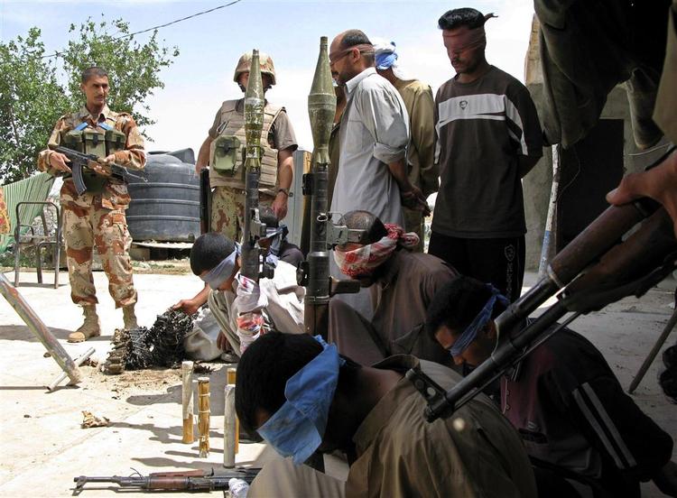 Amerikanskestyrker har tilbageholdt 15 personer forskellige steder i Irak. De er alle mistænkt for at være tilknyttet al-Qaedanetværket. 