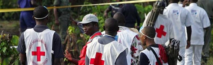 Redningsfolk er klar til at bære lig ud efter flystyrt i Cameroun. 