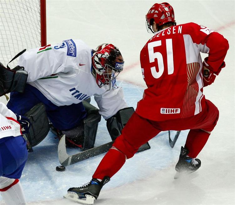 Frans Nielsen angriber det italienske mål i danskernes sidste VM-kamp. 