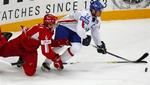Stefan Lassen(i rødt) i kampen mod Italien, er en af de spillere, der skal være med til at føre Danmark endnu længere frem på den internationale ishockeyscene. 