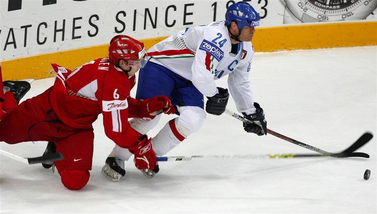 Stefan Lassen(i rødt) i kampen mod Italien, er en af de spillere, der skal være med til at føre Danmark endnu længere frem på den internationale ishockeyscene. 