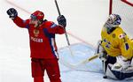 Ruslands Denis Grebeshkov fejrer en scoring på svenskernes målmand Erik Ersberg. 