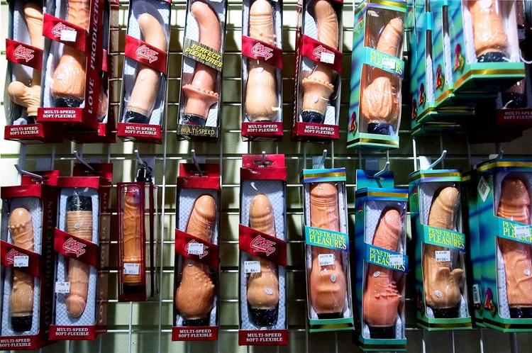 Omkring 40 procent af salget foregår på nettet, men salget i butikker og via såkaldte dildoparties stiger mest. 