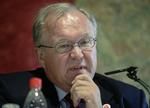 Sveriges tidligere socialdemokratiske statsminister Göran Persson stopper sin politiske karriere og sætter sig bag bordet som kommunkationsrådgiver for firmet JKL. 