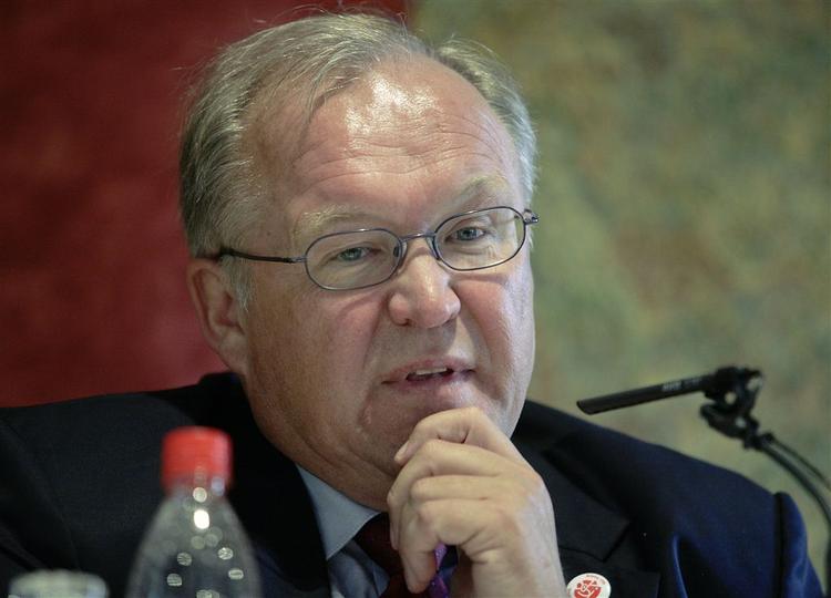 Sveriges tidligere socialdemokratiske statsminister Göran Persson stopper sin politiske karriere og sætter sig bag bordet som kommunkationsrådgiver for firmet JKL. 