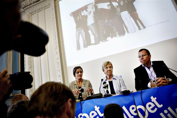 Margrethe Vestager, Marianne Jelved og Morten Helveg på et pressemøde i går efter nyheden om stiftelsen af Ny Alliance. 