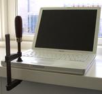 Apples computerbrugere har forsøgt flere fantasifulde metoder til at få de defekte iBook G4-computere til at virke trods den forkerte lodning. Her er en af dem. 