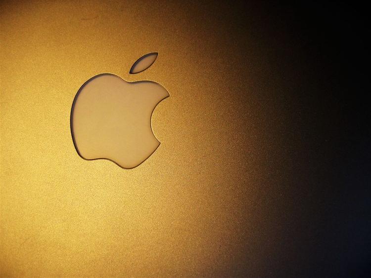 Det sure æble. Apple benægter, at der er fejl i deres iBook - alligevel har syv danskere fået ny computer. 