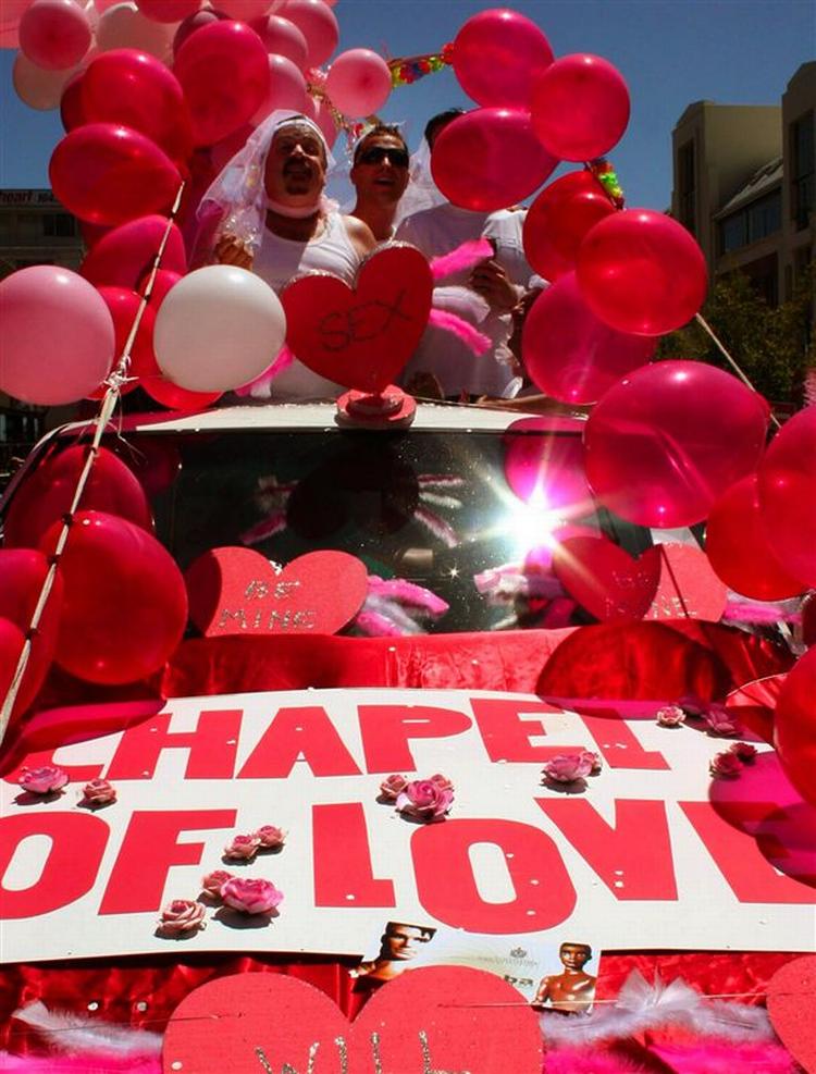 I mange afrikanske lande bliver homoseksuelle diskrimineret. Sydafrika er en af de få undtagelser. Her har bøsser og lesbiske ret til at blive gift og billedet viser et bøsseoptog i Cape Town. 