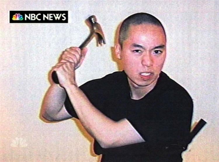 Seung-hui Cho på et af de billeder, han sendte til tv-stationen NBC på dagen, hvor han myrdede 32 mennesker på Virginia Tech, inden han tog sit eget liv. 